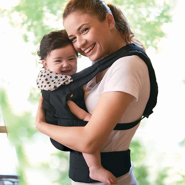 やわらかくてムレにくい素材のフードは、日ざしを遮り、眠った赤ちゃんの首カックンも防止します。