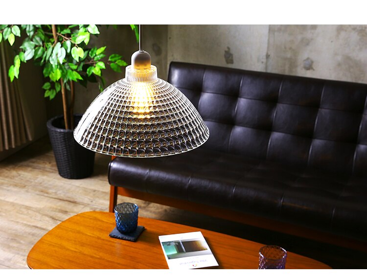 透明感のあるガラス調シェード