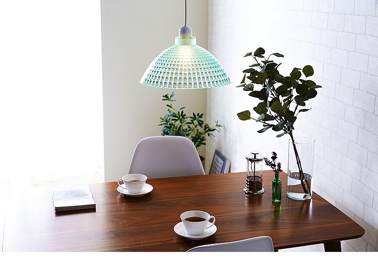 透明感のあるガラス調シェード